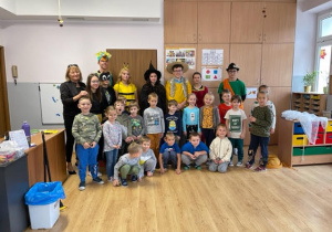 grupa uczniów przebranych za bohaterów Szewczyka Dratewki i przedszkolaków pozują do wspólnego zdjęcia